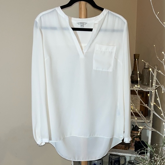 Guess L Beautiful lightweight flowy off-white tunic,split vneck, 1-button cuffs - Picture 1 of 7